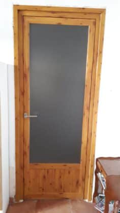 Puerta de paso interior 1 hoja color pino nudos con cristal Mate.